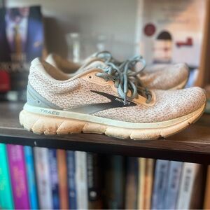 Brooks Trace Sneakers - Light Gray and Beige